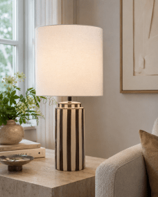 Faro 50cm Brun/hvit bordlampe Fra Nordic Lighting - Lampefoten er laget av keramikk med en kremhvit base og brune striper som gir et livlig, men balansert inntrykk.
