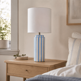 Faro 50cm Lys blå/hvit bordlampe Fra Nordic Lighting - Lampefoten er laget av keramikk med en kremhvit base og lysebl&aring; striper som gir et livlig, men balansert inntrykk.