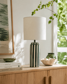 Faro 50cm Grønn/hvit bordlampe Fra Nordic Lighting - Lampefoten er laget av keramikk med en kremhvit base og gr&oslash;nne striper som gir et livlig, men balansert inntrykk.