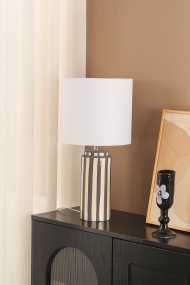 Faro 50cm Grå/hvit bordlampe Fra Nordic Lighting - Lampefoten er laget av keramikk med en kremhvit base og gr&aring; striper som gir et livlig, men balansert inntrykk.