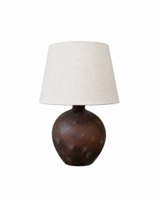 Bellmini 30cm Mørk brun bordlampe Fra Nordic Lighting - Bellmini-bordlampen har en vakker keramisk base i en m&oslash;rkebrun, rustikk finish og en beige linskjerm.