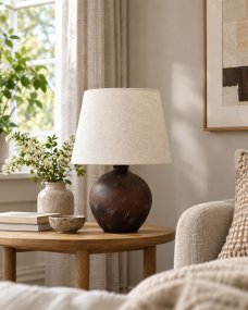 Bellmini 30cm Mørk brun bordlampe Fra Nordic Lighting - Bellmini-bordlampen har en vakker keramisk base i en m&oslash;rkebrun, rustikk finish og en beige linskjerm.