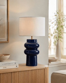Anelli 56cm Blå bordlampe Fra Nordic Lighting - Anelli&nbsp;bordlampe med bl&aring;, blank keramisk base og hvit linskjerm er en elegant og moderne interi&oslash;rdetalj.