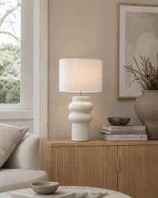 Anelli 56cm Hvit bordlampe Fra Nordic Lighting - Perfekt for &aring; skape en varm og innbydende atmosf&aelig;re i b&aring;de stue og soverom.