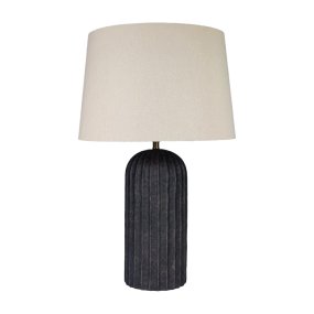 Porto 63cm Svart/beige bordlampe Fra Nordic Lighting - Lampefoten er laget av keramikk og har en svartmalt, varierende skjerm som gir et levende og eksklusivt uttrykk.