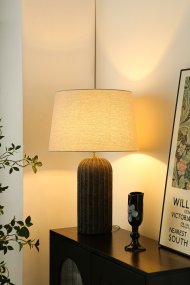 Porto 63cm Svart/beige bordlampe Fra Nordic Lighting - Lampefoten er laget av keramikk og har en svartmalt, varierende skjerm som gir et levende og eksklusivt uttrykk.