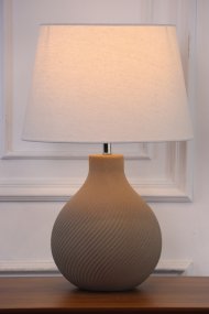 Manchester 50cm Brun bordlampe Fra Nordic Lighting - Manchester-bordlampen har en mykt avrundet keramisk base i sandbrun med diskr&eacute; vridde ribber og en beige linskjerm.