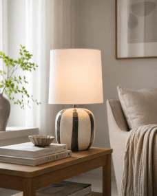 Pholca 38cm Hvit/grønn bordlampe Fra Nordic Lighting - Lampefoten er laget av keramikk med en kremhvit base og gr&oslash;nne striper som skaper liv og karakter.