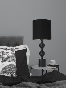 Prakt 60cm Svart bordlampe Fra Cottex - Flott bordlampe i metall og tekstil er en elegant og iøynefallende lampe som gir rommet et sofistikert preg.