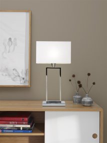 Kensington 50cm Krom bordlampe Fra Cottex - Den stilige metallrammen skaper en luftig og moderne følelse, mens den hvite tekstilskyggen sprer et mykt og behagelig lys.