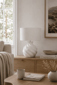 Vindel 52cm Hvit bordlampe Fra Lampan - Lampefoten i keramikk har en hvit, strukturert overflate og et mykt virvlende design som gir et livlig og skulpturelt uttrykk.