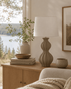 Amfora 67cm Sand bordlampe Fra Lampan - Lampefoten i keramikk har en vakkert formet silhuett med myke linjer og en strukturert overflate i sandfarge som gir et naturlig og harmonisk uttrykk.