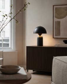 Capello 35cm Svart bordlampe Fra Nordic Lighting - Den dekorative kromdetaljen p&aring; toppen gir et elegant l&oslash;ft og gj&oslash;r lampen til et vakkert innslag i b&aring;de soverom, stuer og ganger.