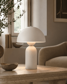 Capello 35cm Hvit bordlampe Fra Nordic Lighting - Den dekorative kromdetaljen p&aring; toppen gir et elegant l&oslash;ft og gj&oslash;r lampen til et vakkert innslag i b&aring;de soverom, stuer og ganger.
