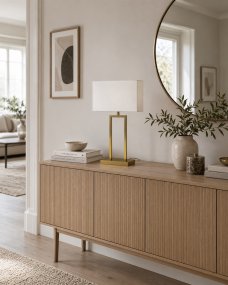 Gemma 52cm Messing bordlampe Fra Nordic Lighting - En elegant bordlampe i metall med en stilig messingfinish som gir et varmt og eksklusivt inntrykk.
