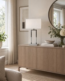 Gemma 52cm Krom bordlampe Fra Nordic Lighting - En elegant bordlampe i metall med en stilig kromfinish som gir et eksklusivt inntrykk.