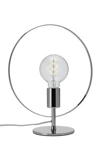 Spartan ringo 35cm Krom bordlampe Fra Cottex - Spartan Ringo bordlampe i metall er en moderne og minimalistisk lampe som trekker blikket med sitt elegante sirkulære design.