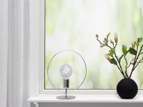 Spartan ringo 35cm Krom bordlampe Fra Cottex - Spartan Ringo bordlampe i metall er en moderne og minimalistisk lampe som trekker blikket med sitt elegante sirkulære design.