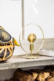 Spartan ringo 35cm Messing bordlampe Fra Cottex - Spartan Ringo bordlampe i metall er en moderne og minimalistisk lampe som trekker blikket med sitt elegante sirkulære design.
