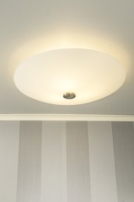 Iglo Ø42 Hvit plafond Fra Aneta Lighting - Skjermen er lett skjoldformet og med detaljene i metall passer den inn i alle interiører takket være sin tidløse design.