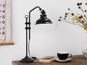 New Haven 50cm Svart bordlampe Fra Cottex - Den vinkelbare skjermen med hvitt interiør gir ekstra god lysrefleksjon, som skaper et behagelig lys.