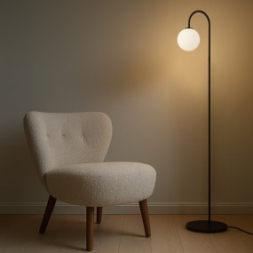 Ballon Svart gulvlampe Fra Herstal - Denne lampen er perfekt for &aring; spre en f&oslash;lelse av hygge og raffinement, enten det er i stuen, soverommet eller p&aring; kontoret.