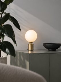 Ballon 24cm Messing bordlampe Fra Herstal - Ballon er en elegant bordlampe med et stilig og tidløst design som kombinerer metall i en vakker satengmessingfinish med en rund skjerm av opalglass.