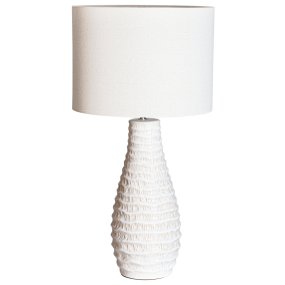 Bartha 74cm Kremet hvit bordlampe Fra By Rydéns - Lampefoten i vakkert design laget av keramikk i en kremhvit farge skaper en nydelig harmoni i kombinasjon med linskjermen i beige.