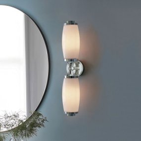 Eliot 47cm Polert krom baderomslampe Fra Elstead Lighting - De opale glassskjermene sprer et mykt og jevnt lys som f&oslash;les b&aring;de behagelig og eksklusivt.