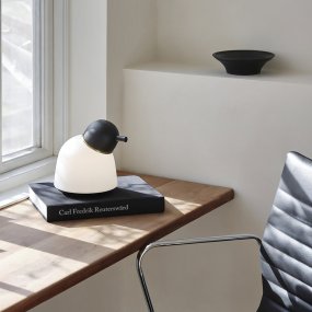 Bird 22cm Sort/messing bordlampe Fra Belid - Hver lampe er håndlaget i Varberg og kombinerer Belids arv med moderne design på en harmonisk måte.