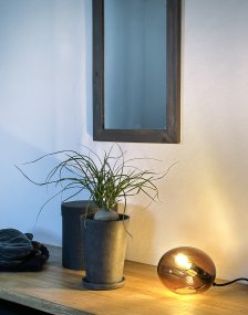 Globus 10cm Brun Fra Aneta Lighting - Globus bordlampe i brunt glass med en lyskilde inni glasskulen som gir et dekorativt og behagelig lys.