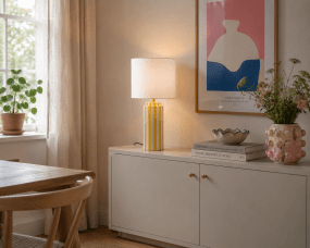 Faro 50cm Gul/hvit bordlampe Fra Nordic Lighting - Lampefoten er laget av keramikk med en kremhvit base og gule striper som gir et livlig, men balansert inntrykk.
