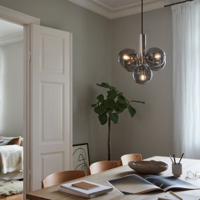 Avenue Ø43 Nikkel Taklampe Fra CO Bankeryd - Avenue er en taklampe i metall og glass som gir et rolig og sobert inntrykk.