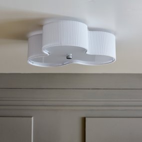 Kolme Ø50 Hvit plafond Fra CO Bankeryd - For de av dere som leter etter en lampe med karakter og stil, er Kolme et ideelt valg &ndash; en midlertidig dekorasjon for taket ditt.