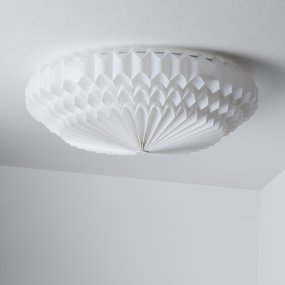 Poppy Ø57 Hvit plafond Fra CO Bankeryd - Poppy har et klassisk og moderne uttrykk med sin plisserte skjerm.