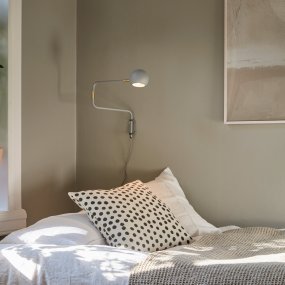 Yes! 62cm Grå vegglampe Fra CO Bankeryd - 62 vegglampe kan med fordel brukes i stuen ved siden av en sofa eller lenestol, samt i en korridor eller over en skjenk hvor den tilf&oslash;rer et moderne uttrykk til rommet.