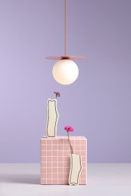 Loop Ø40 Korall Fra Artera - Den runde kuppelen i opalt glass har en diameter på 25cm og skaper en fin spredning av lys i rommet.