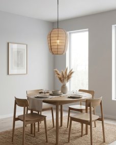 Delino Ø40 Beige Fra By Rydéns - Delino er en stilig pendellampe som kombinerer naturlige materialer med et mykt og tidl&oslash;st design.