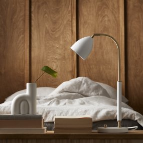 Deluxe 50cm Hvit skrivebordslampe Fra Belid - Lampen gir et behagelig lys og har en justerbar spotlight og dimmerfunksjon for å justere lysstyrken etter behov.