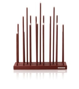 Elflugan Oksydrød Fra SMAK Design - Elflugan adventslysestake i en vakker oksidr&oslash;d farge fra Smak Design er en moderne designklassiker som kan brukes &aring;ret rundt, b&aring;de som vanlig lysestake og som adventslysestake i julen.