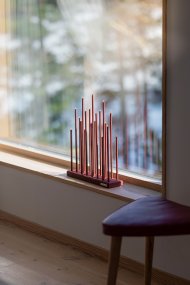 Elflugan Oksydrød Fra SMAK Design - Elflugan adventslysestake i en vakker oksidr&oslash;d farge fra Smak Design er en moderne designklassiker som kan brukes &aring;ret rundt, b&aring;de som vanlig lysestake og som adventslysestake i julen.