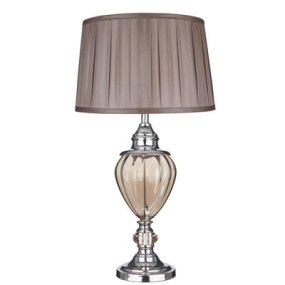 Greyson 68cm Krom/ravfarget bordlampe Fra Searchlight - Den store lampefoten i ravfarget glass er formet som en dekorativ urne og hviler på en base i kromfinish som gir et stilig inntrykk.