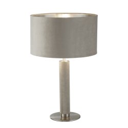 London 63cm Taupe bordlampe Fra Searchlight - Den matchende satengs&oslash;lvbasen gir varme og rikdom til innredningen din, mens den taupe fl&oslash;yelsskyggen med s&oslash;lvinteri&oslash;r gir en f&oslash;lelse av luksus.