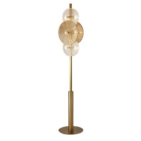 Wagon Wheel Bronse gulvlampe Fra Searchlight - Lampens knuste glasseffekt i klart og ravfarget glass sprer et magisk lys i rommet og skaper vakre skygger som tilfører dybde og atmosfære.
