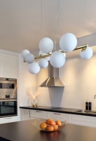 Molekyl 85cm Matt messing Taklampe Fra Aneta Lighting - Molekyl trendy taklampe i matt messing med 11 hvite glasskopper i forskjellige størrelser plassert på en 85 cm lang stang.