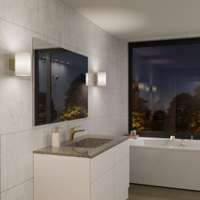 Evoke L Sateng messing/opal Fra Herstal - Den smarta konstruktionen med b&aring;de upp- och nerljus g&ouml;r den till ett utm&auml;rkt val f&ouml;r att belysa din hall, vardagsrum eller sovrum p&aring; ett subtilt men effektfullt s&auml;tt.