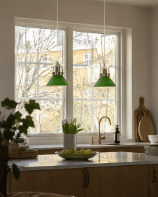 Mäster Ø15 Antikk messing/grønn vinduslampe Fra Lampan - M&auml;ster vinduslampe er en tidl&oslash;s og elegant lampe som passer perfekt inn i b&aring;de klassiske og moderne hjem.
