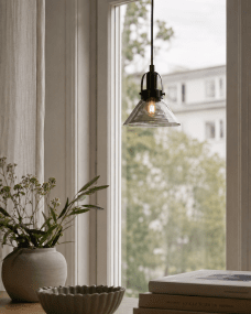 Mäster Ø15 Svart/Røkt vinduslampe Fra Lampan - M&auml;ster vinduslampe er en stilig og moderne lampe som passer perfekt inn i b&aring;de klassiske og moderne hjem.