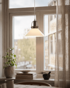 Mäster Ø20 Antikk messing/hvit vinduslampe Fra Lampan - M&auml;ster vinduslampe er en tidl&oslash;s og elegant lampe som passer perfekt inn i b&aring;de klassiske og moderne hjem.