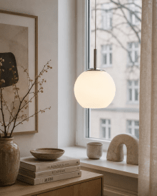 Globi Ø15 Krom/hvit vinduslampe Fra Nordic Lighting - Globi vinduslampe er en stilig og moderne lampe som gir rommet en varm og koselig f&oslash;lelse.